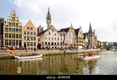 Le case delle corporazioni con clock tower presso la banchina Graslei a Gand, Fiandre, in Belgio, Europa Foto Stock