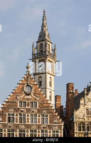 Le case delle corporazioni con clock tower presso la banchina Graslei a Gand, Fiandre, in Belgio, Europa Foto Stock