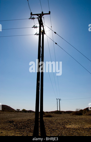 Telegrafo pali e cavi nel deserto dell'Oman Foto Stock