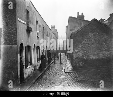 Poco Collingwood Street, Bethnal Green, Londra, c1900. Artista: John Galt Foto Stock