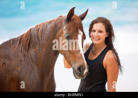 Giovane donna con cavallo arabo Foto Stock