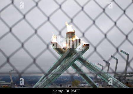 La Fiamma olimpica in è recintata in posizione presso le Olimpiadi Invernali 2010, Vancouver, British Columbia Foto Stock