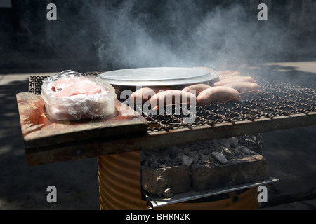 Gli hamburger e salsicce chorizo su un tipico asado street barbeque a La Boca Capital Federal Buenos aires repubblica di Argentina Foto Stock