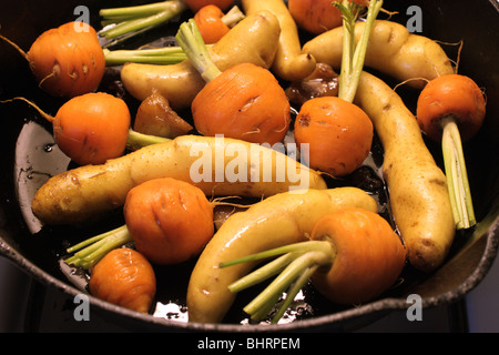 La patate ratte e nugget le carote in una ghisa pan Foto Stock