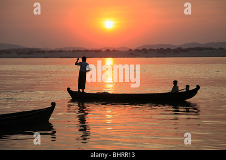 Myanmar Birmania, Mandalay Fiume Ayeyarwady, pescatori, in barca al tramonto, Foto Stock
