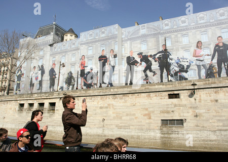 I turisti per scattare delle foto da una escursione in barca sul fiume Senna a Parigi, Francia. Foto Stock