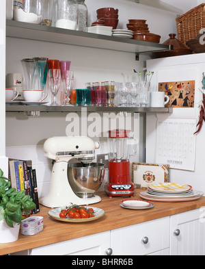 Close-up di 'rosso' Kitchenaid frullatore e bianco 'Kitchenaid mixer sul  piano di lavoro della cucina sotto gli shelf di storage Foto stock - Alamy