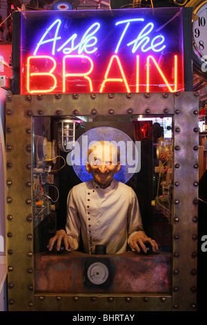 Chiedi il cervello fortune teller machine visto a Marvins meraviglioso museo meccanico di Farmington Hills, Michigan, Stati Uniti d'America. Foto Stock