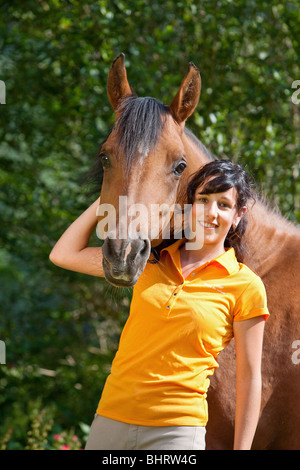 Giovane donna con Arabian Horse - in piedi Foto Stock