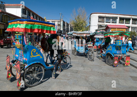 Rickshaws tipici a Lhasa il Tibet Foto Stock