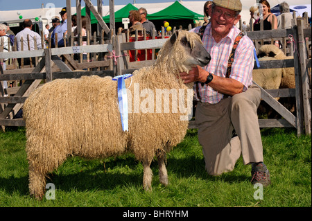 Contadino con Champion Wensleydale pecore in occasione di una mostra. Foto Stock