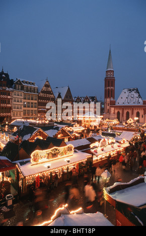 Deutschland, Germania,Francoforte Francoforte Weihnachtsmarkt am Römer mit Schnee, bei Dämmerung Foto Stock