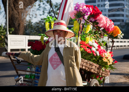 Donna asiatica fiorista. Un venditore di fiori e il carrello in Chiang Mai, Thailandia, Asia Foto Stock