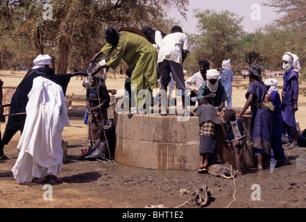 Akadaney, Niger centrale, Africa occidentale. Fulani nomadi presso il pozzo. Raduno annuale, il Gerewol. Foto Stock