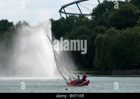 Segelboot und Fontaene auf dem Maschsee, Hannover, Niedersachsen, Deutschland | Hannover, Lago Masch, Germania Foto Stock