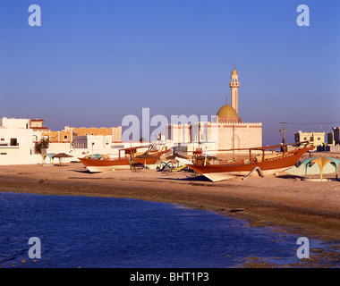 La moschea e la vista sul porto al tramonto, Al-Khawr, Al Khawr comune, lo Stato del Qatar Foto Stock
