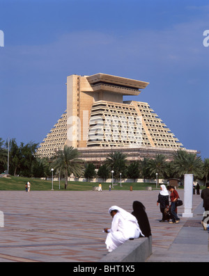 Vista della Corniche che mostra allo Sheraton Hotel, Doha, Ad Dawhah comune, lo Stato del Qatar Foto Stock