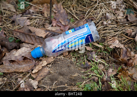 La bottiglia di plastica rifiuti gettati in orlo Foto Stock