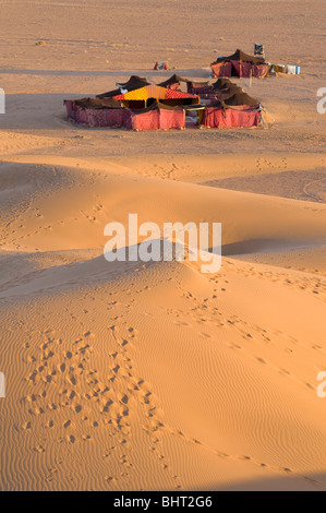 Luce della Sera cade su un riff camp nelle dune di Tinfou nel fiume Valle di Draa, a sud di Tamegroute, Marocco Foto Stock