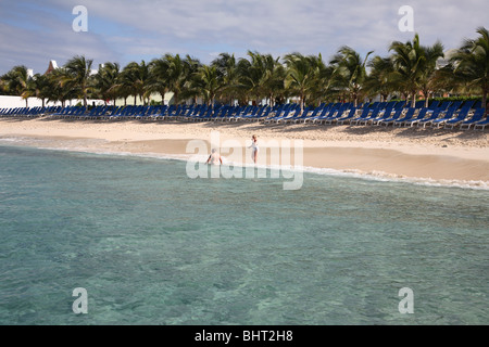 Caraibi, Philipsburg, St Martin, lato olandese, fronte spiaggia con bagnanti e palme. Foto Stock