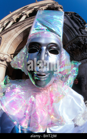 Maschera metallica & colorate testa di cellophane marcia sul Carnevale di Venezia Foto Stock