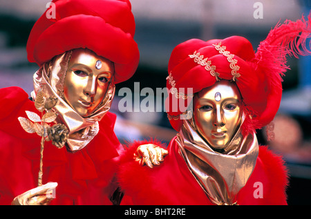 Matura in maschere di oro rosso da indossare turbanti e costumi al 1993 il Carnevale di Venezia Foto Stock