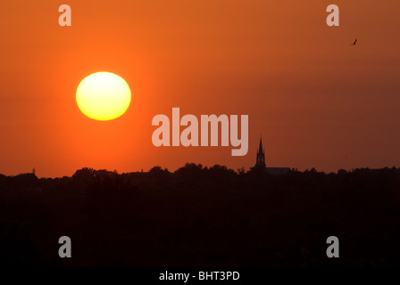 Silhouette di una chiesa con impostazione in background. Foto Stock