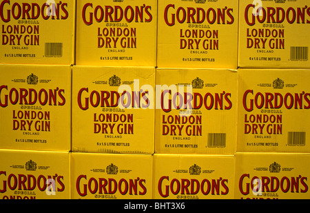 Con royal creste, dodici scatole di Gordon's special dry gin sono impilati al duty free della logistica di magazzino vicino a Heathrow airport Foto Stock