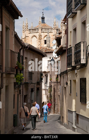 La gente camminare sulla strada stretta, Toledo, Spagna Foto Stock