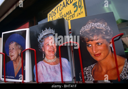 30p cartoline della famiglia reale britannica Regina Elizabeths e la principessa Diana in vendita nel centro di Londra. Foto Stock