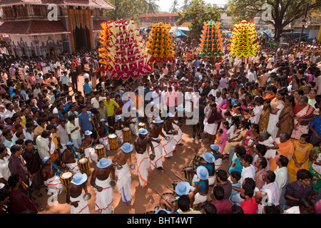 India Kerala, Koorkancherry Thaipooya Mahotsavam festival, Kavadiyattom danza rituale, musicisti che accompagnano pookkavadi ballerini Foto Stock