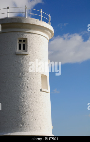 Il vecchio faro in disuso a Nash punto nel Galles del Sud Foto Stock