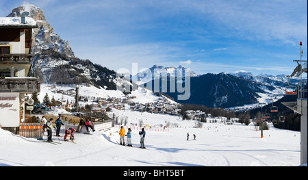 Vista panoramica sul villaggio di Colfosco con Corvara in distanza, Sella Ronda Ski Area Alta Badia, Dolomiti, Italia Foto Stock