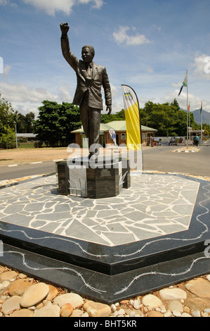 Nelson Mandela statua all'ingresso della ex Victor Verster carcere ora chiamato Drakenstein correzionali centro vicino a Paarl SA Foto Stock