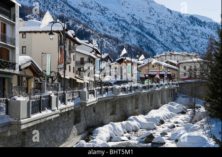 Stream nel centro del resort, La Thuile, Valle d'Aosta, Italia Foto Stock