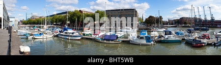 Una vista panoramica di Bristol Docks con la Galleria Arnolfini Foto Stock