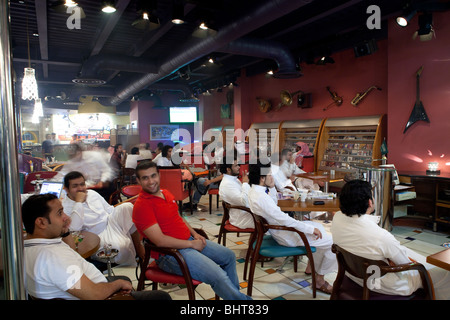 Gli uomini arabi in juice bar cafe Jeddah Arabia Saudita Foto Stock