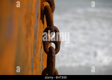 Rusty catena di ancoraggio di una barca Foto Stock