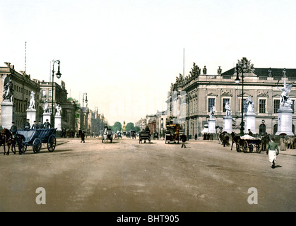 Il viale Unter den Linden von der Schlossbrücke Foto Stock