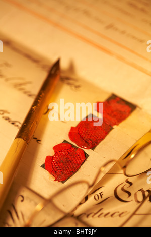 Antique penna a inchiostro firme di pergamena sigillo di cera e oro bordati di occhiali Foto Stock