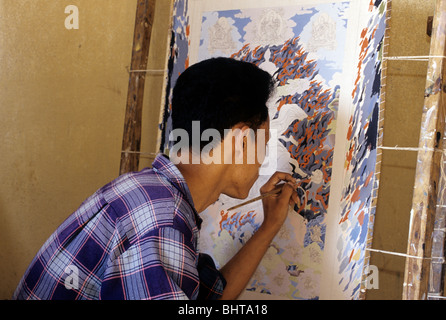 Thangka (tibetano pittura su seta) negli artisti' shop nel Patrimonio Mondiale UNESCO città di Bhaktapur- valle di Kathmandu, Nepal. Foto Stock