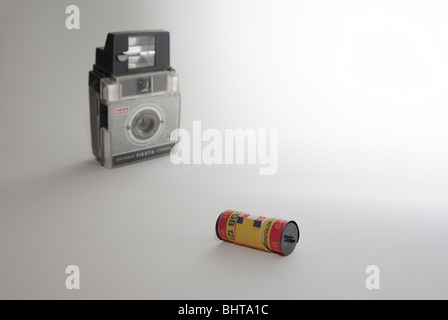 Kodak Fiesta brownie-tipo fotocamera con flash e esposto rotolo di pellicola Kodacolor Foto Stock