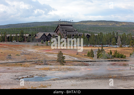 Yellowstone Lodge vicino geyser Old Faithful. Grande storico e famoso build log edificio. Foresta di Pini e geyser basin. Foto Stock