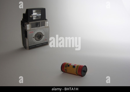 Kodak Fiesta brownie-tipo fotocamera con flash e esposto rotolo di pellicola Kodacolor Foto Stock