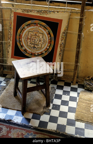 Thangka (tibetano pittura su seta) negli artisti' shop nel Patrimonio Mondiale UNESCO città di Bhaktapur- valle di Kathmandu, Nepal Foto Stock