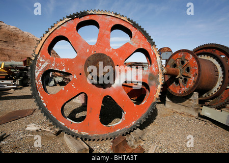 Gigantesco ingranaggio industriale nel cantiere di scarto. Foto Stock