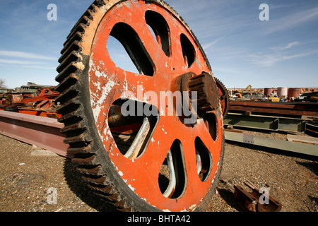 Gigantesco ingranaggio industriale nel cantiere di scarto. Foto Stock