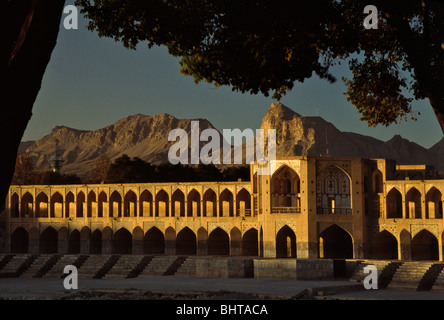 Vista al tramonto di Si-O-seh Pol (ponte di 33 arcate) attraverso il Fiume Zayande, Elazig, Turchia Foto Stock