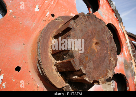 Close up di un gigantesco ingranaggio industriale nel cantiere di scarto. Foto Stock