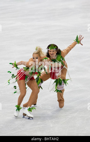 Oksana Domnina e Maxim Shabalin (RUS) competere nel pattinaggio su ghiaccio danza danza originale al 2010 Olimpiadi invernali gioco Foto Stock